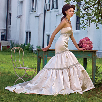Vyberte si šaty pro nejkrásnější den vašeho života! / Svatební šaty 2009 (http://www.luxurymag.cz)
